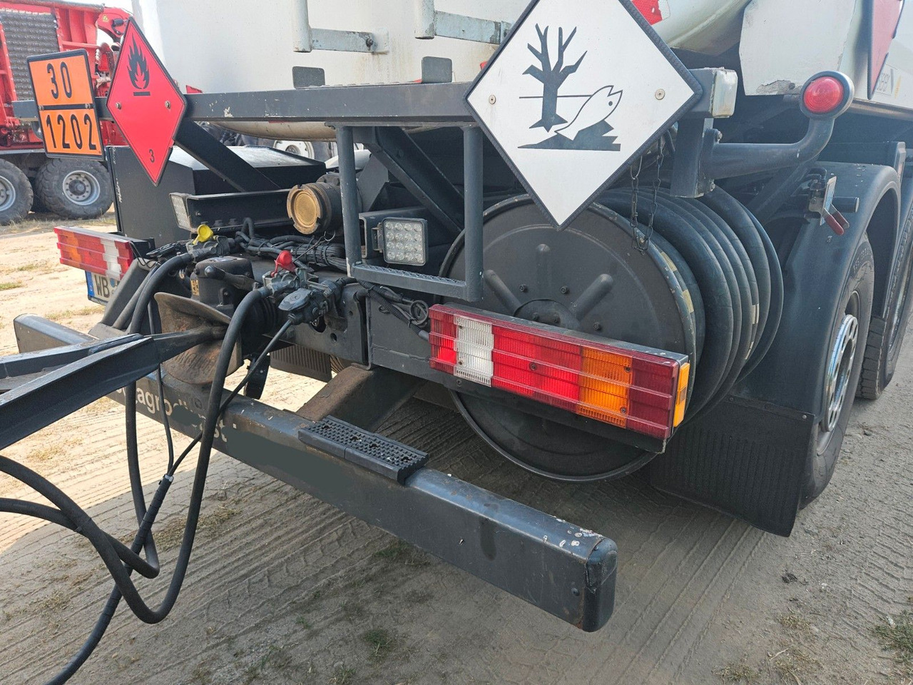 Mercedes-Benz Actros 2544 6x2 Tankwagen - Tank truck: picture 3 Mercedes-Benz Actros 2544 6x2 Tankwagen - Tank truck: picture 3