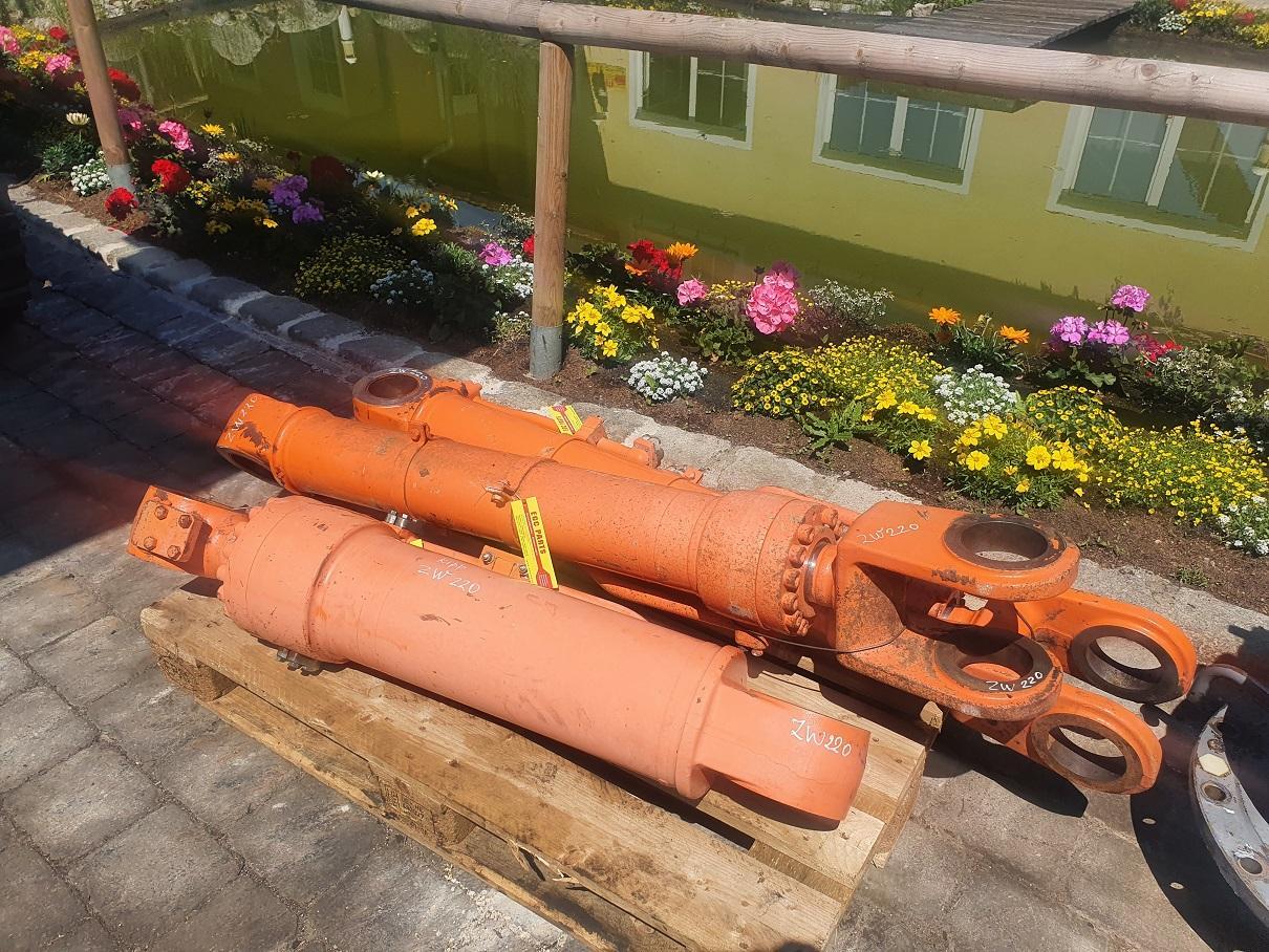 Hitachi ZW 220 - Hydraulic cylinder for Construction machinery: picture 2 Hitachi ZW 220 - Hydraulic cylinder for Construction machinery: picture 2