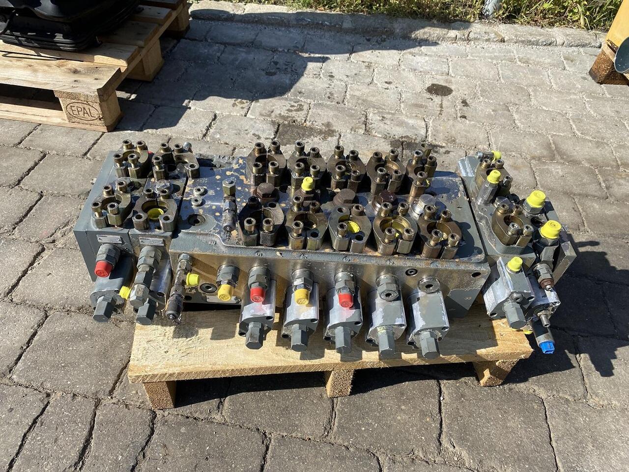 Liebherr A 900 C LIT - Hydraulic valve for Construction machinery: picture 1 Liebherr A 900 C LIT - Hydraulic valve for Construction machinery: picture 1
