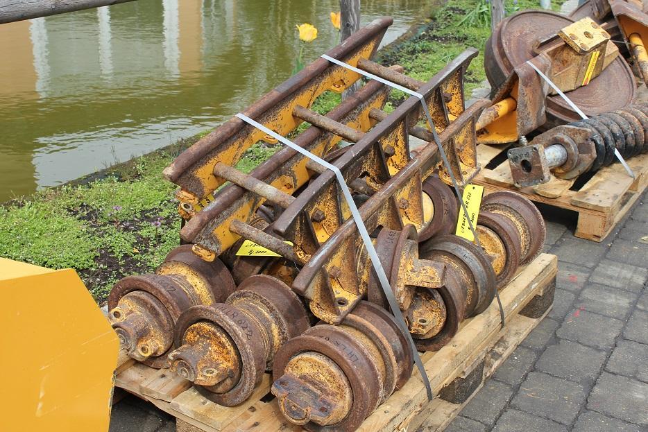 Liebherr LR 622 - Track roller for Crawler loader: picture 1 Liebherr LR 622 - Track roller for Crawler loader: picture 1