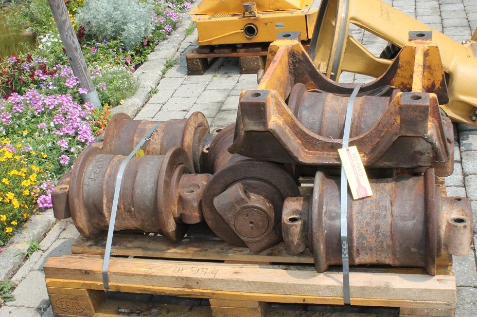 Liebherr R 974 - Track roller for Construction machinery: picture 1 Liebherr R 974 - Track roller for Construction machinery: picture 1