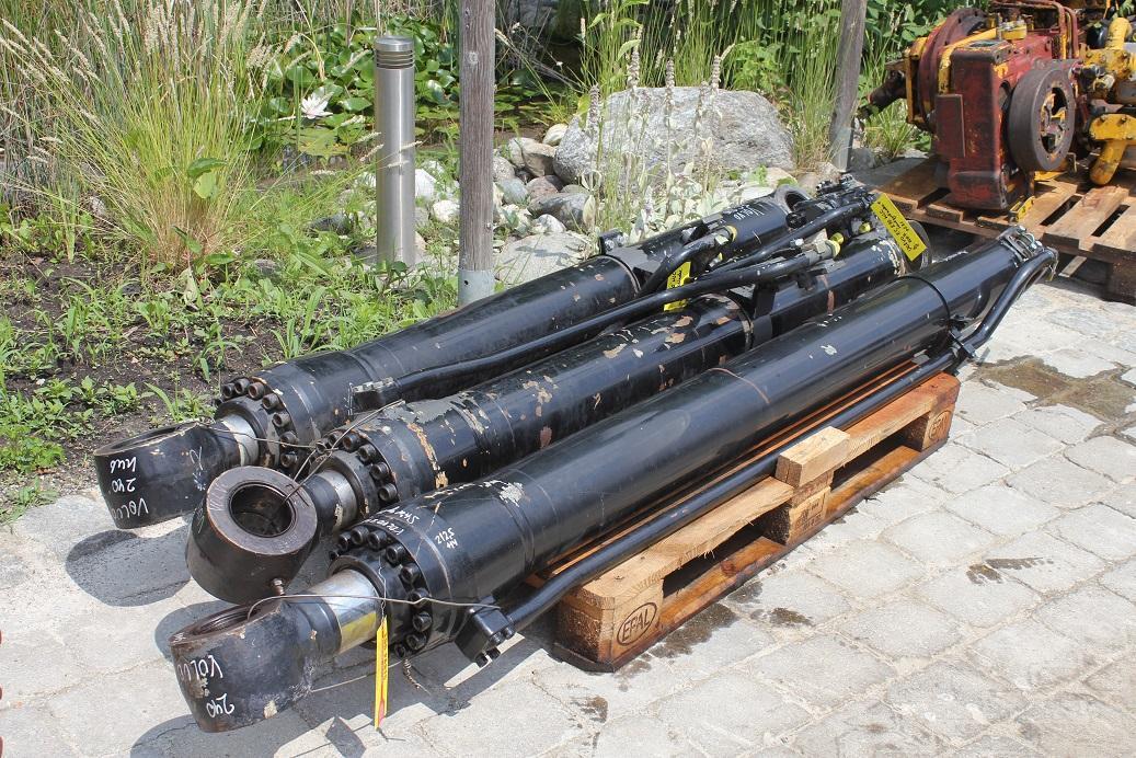 Volvo EC 240 B NLC - Hydraulic cylinder for Construction machinery: picture 1 Volvo EC 240 B NLC - Hydraulic cylinder for Construction machinery: picture 1
