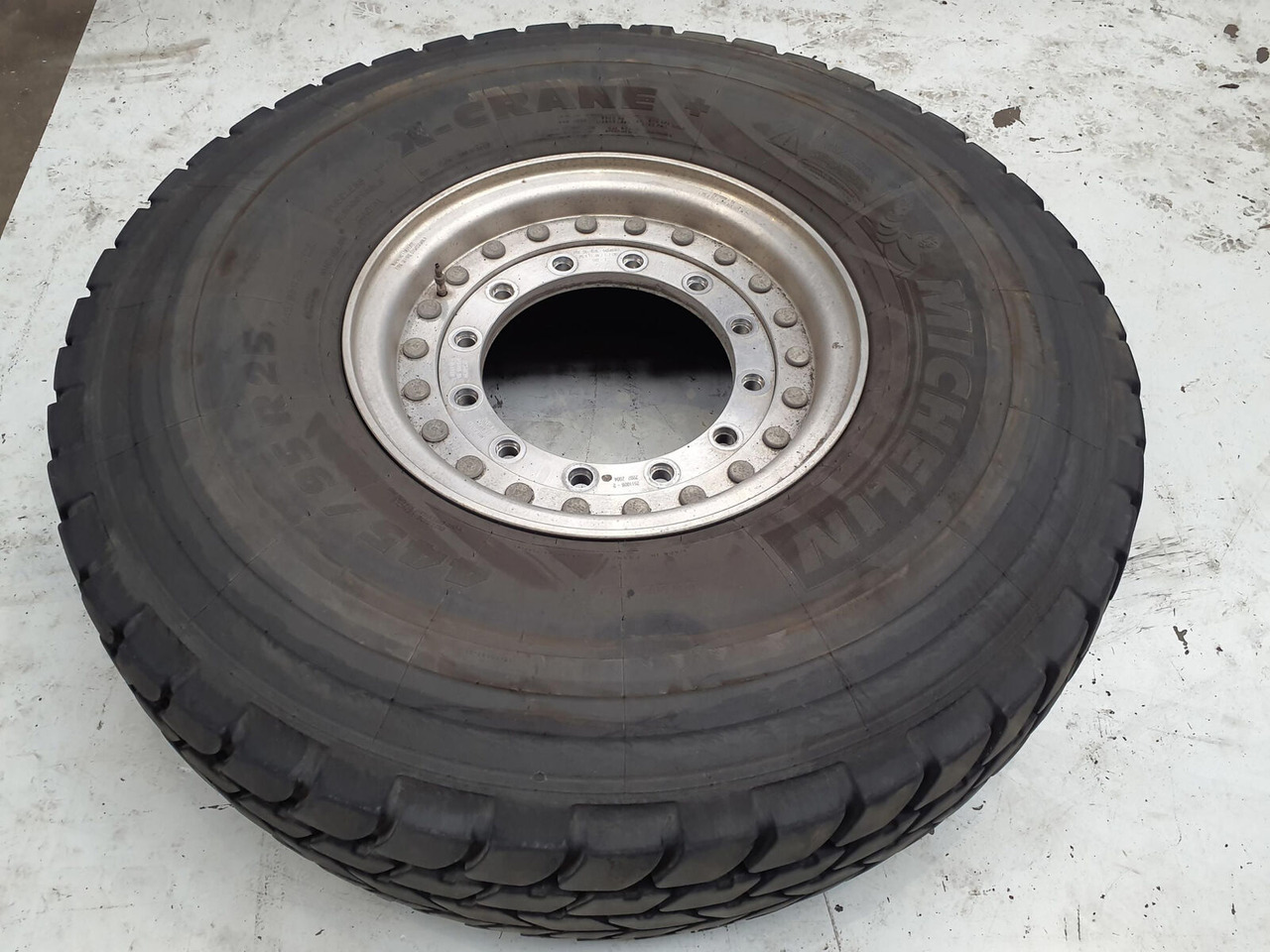 Grove Wheel 445/95R25 12 9 2p alu - Wheel and tire package for Crane: picture 2 Grove Wheel 445/95R25 12 9 2p alu - Wheel and tire package for Crane: picture 2