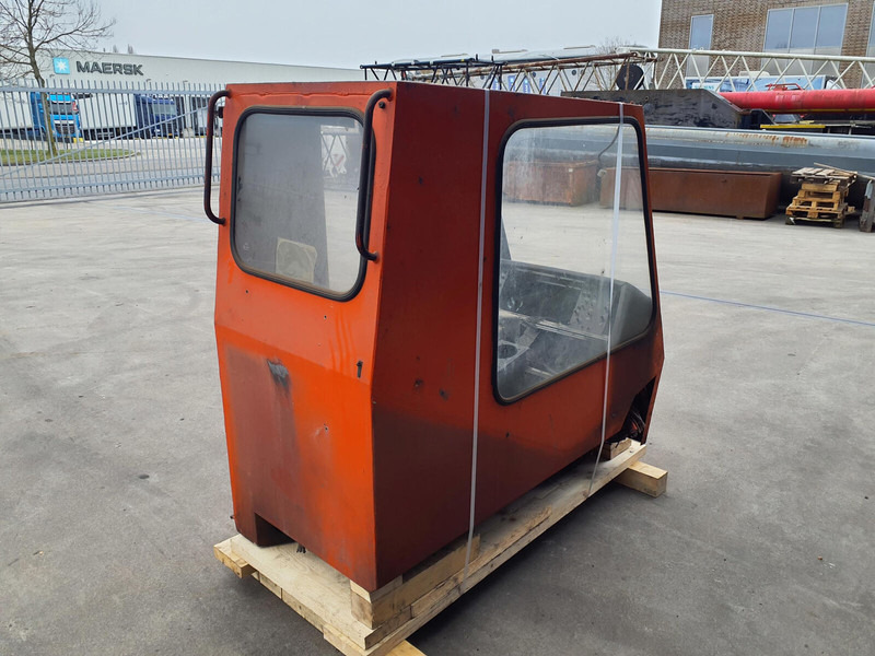 Krupp KMK 3045 upper cabin - Cab and interior for Crane: picture 3 Krupp KMK 3045 upper cabin - Cab and interior for Crane: picture 3