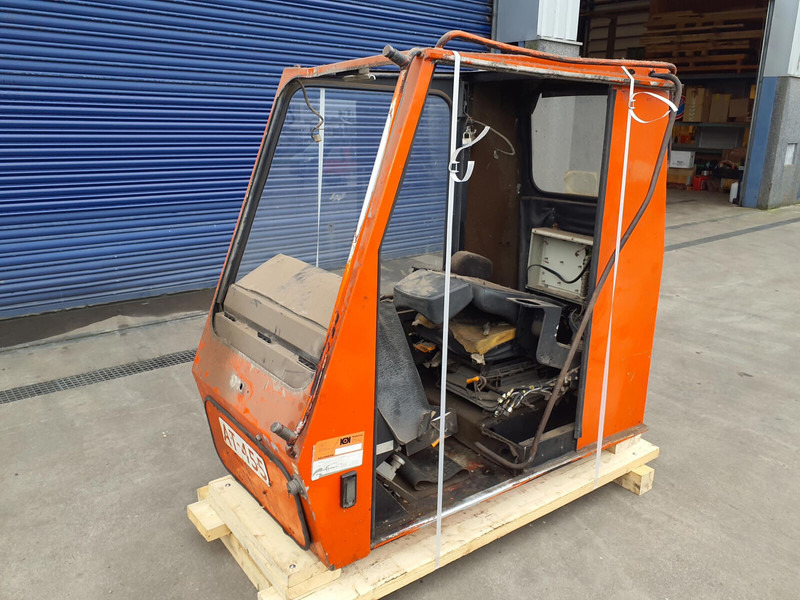 Krupp KMK 3045 upper cabin - Cab and interior for Crane: picture 1 Krupp KMK 3045 upper cabin - Cab and interior for Crane: picture 1