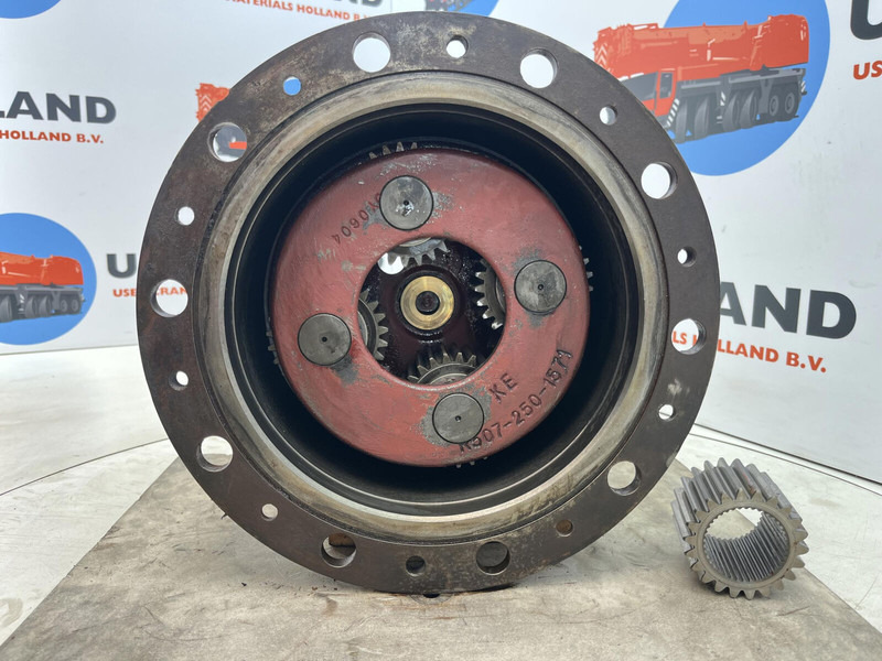 Liebherr LTM 1040-2.1 planetary gear 22-25-74-40-4-137-46 - Suspension for Crane: picture 4 Liebherr LTM 1040-2.1 planetary gear 22-25-74-40-4-137-46 - Suspension for Crane: picture 4