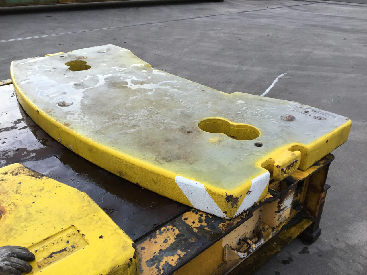 Liebherr LTM 1060-2 counterweight 2,4 ton - Counterweight for Mobile crane: picture 1 Liebherr LTM 1060-2 counterweight 2,4 ton - Counterweight for Mobile crane: picture 1