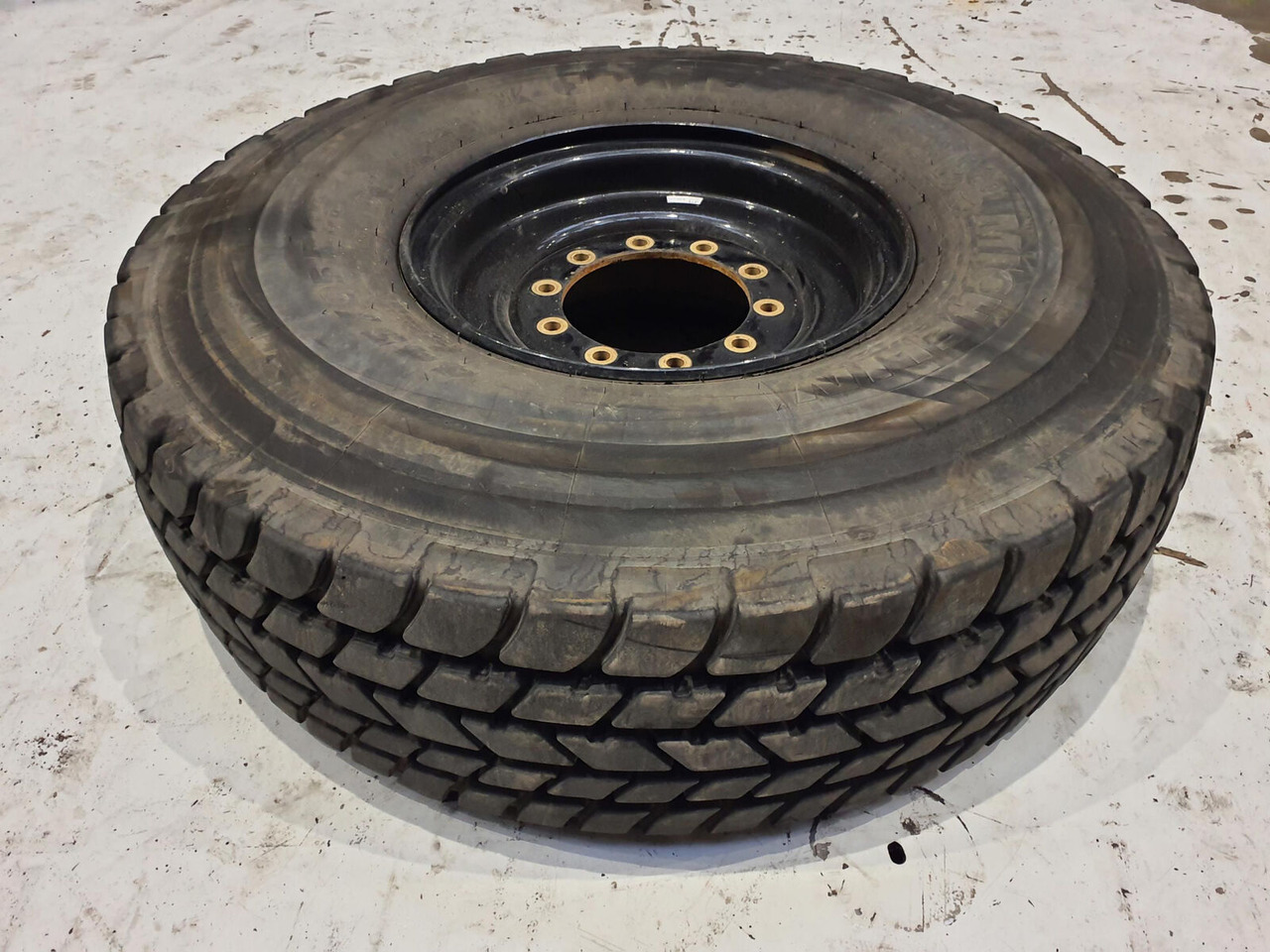 Liebherr Wheel 445/95R25 10 12 1p - Wheel and tire package for Crane: picture 1 Liebherr Wheel 445/95R25 10 12 1p - Wheel and tire package for Crane: picture 1