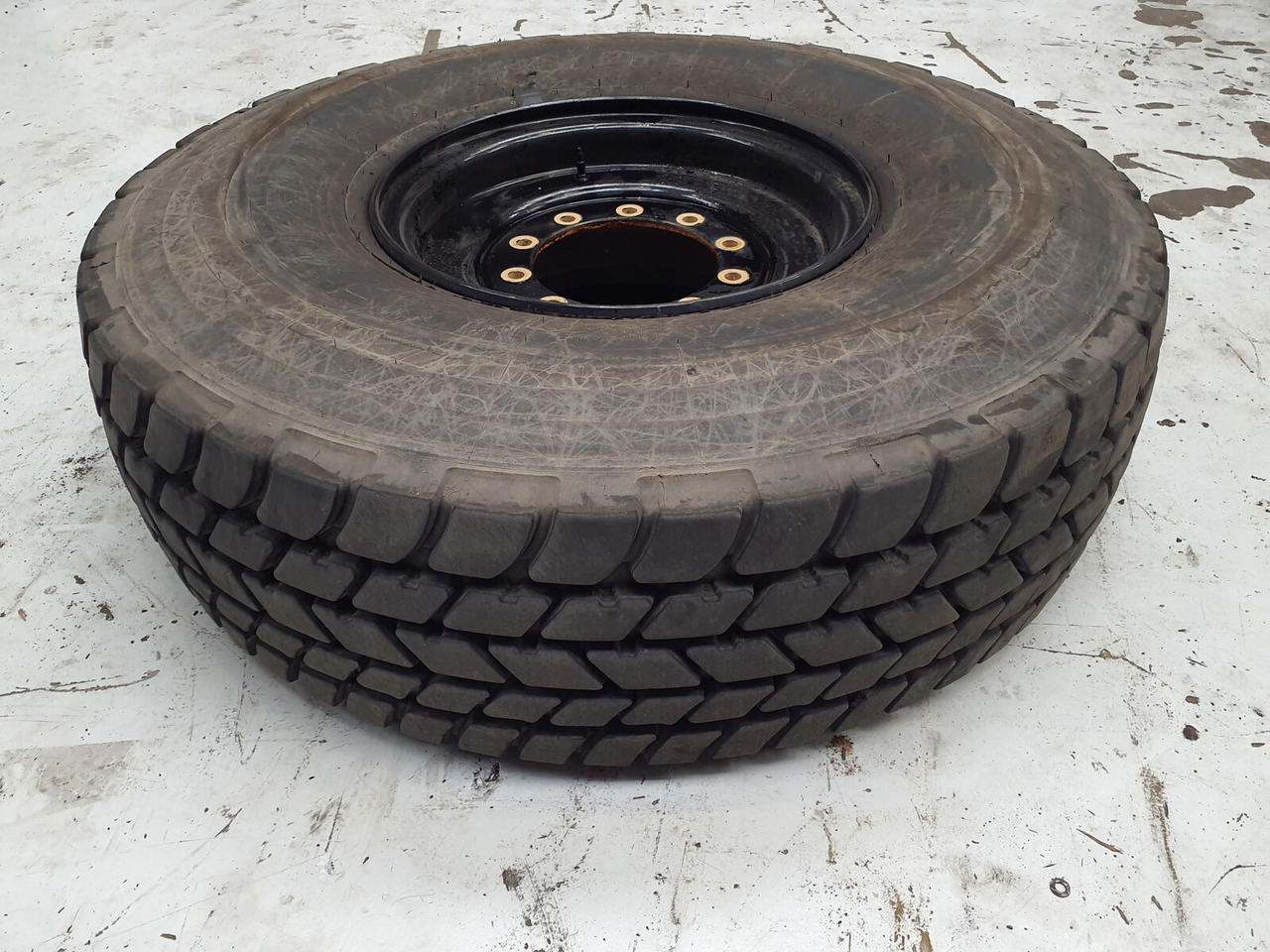 Liebherr Wheel 445/95R25 10 12 1p - Wheel and tire package for Crane: picture 1 Liebherr Wheel 445/95R25 10 12 1p - Wheel and tire package for Crane: picture 1