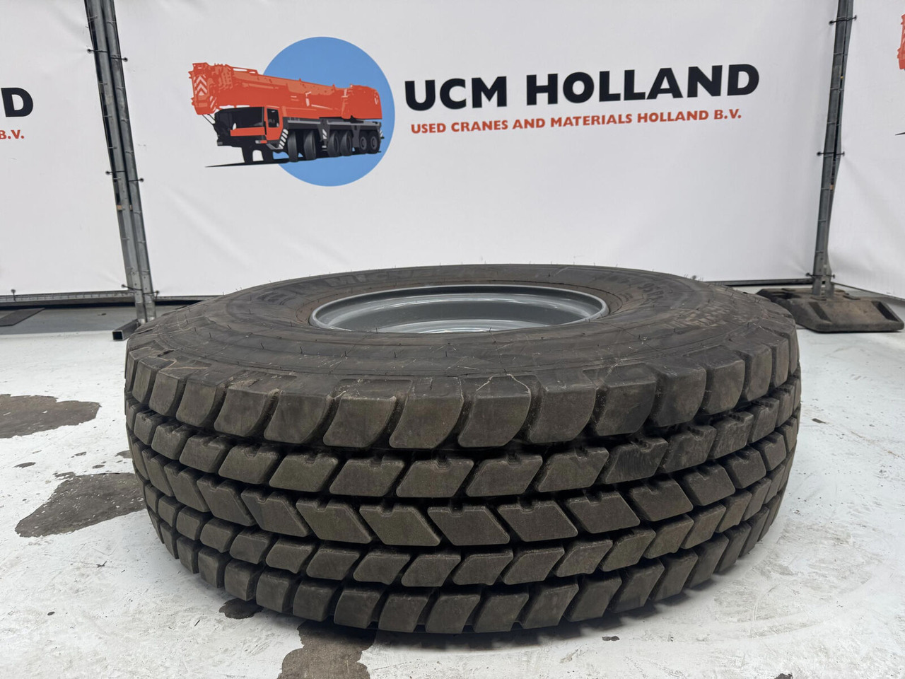 Liebherr Wheel 445/95R25 10 12 1p - Wheel and tire package for Crane: picture 2 Liebherr Wheel 445/95R25 10 12 1p - Wheel and tire package for Crane: picture 2