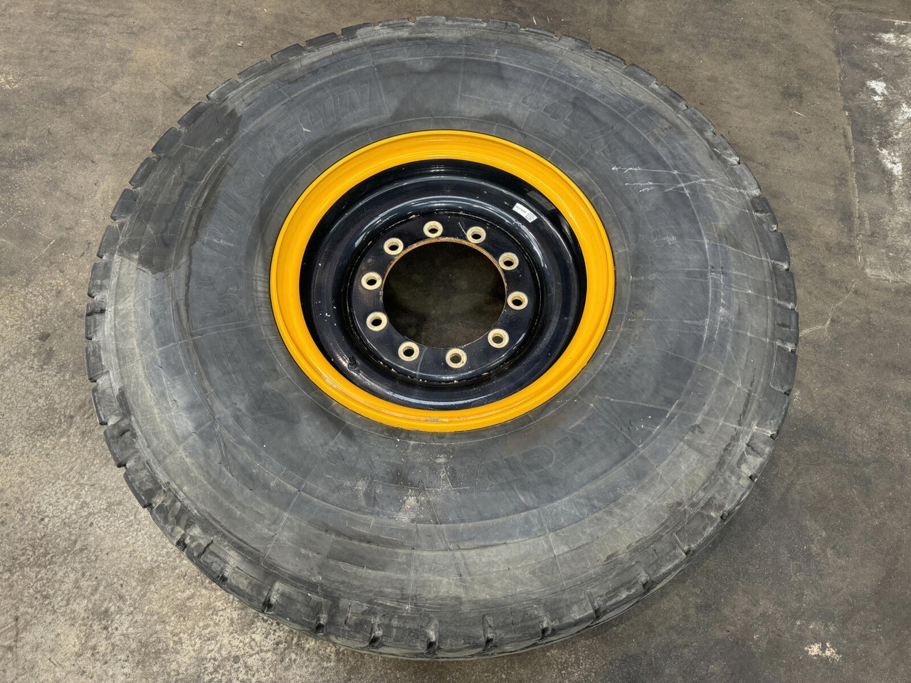 Liebherr Wheel 445/95R25 10 12.3 1p - Wheel and tire package for Crane: picture 1 Liebherr Wheel 445/95R25 10 12.3 1p - Wheel and tire package for Crane: picture 1