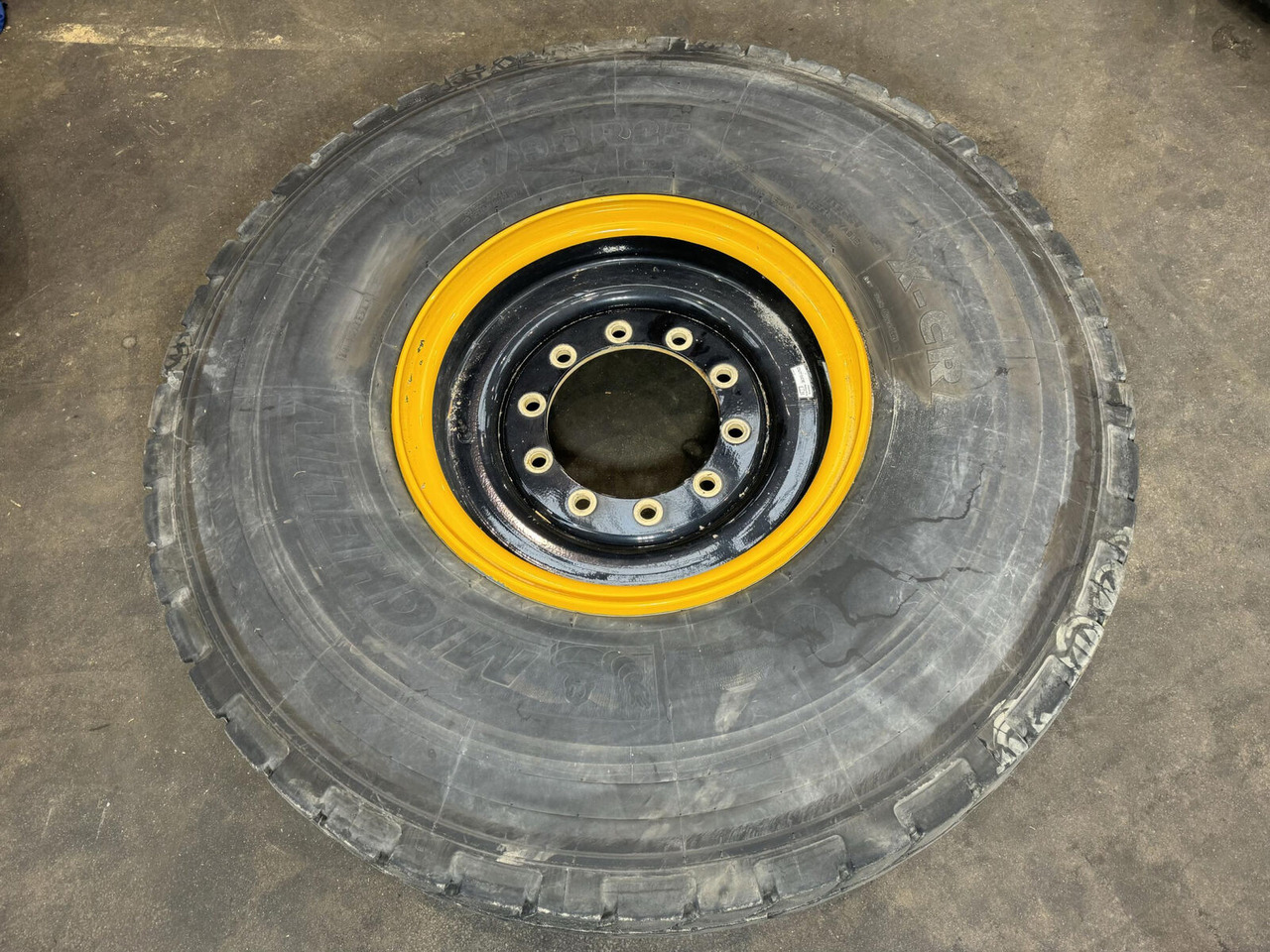 Liebherr Wheel 445/95R25 10 12.3 1p - Wheel and tire package for Crane: picture 1 Liebherr Wheel 445/95R25 10 12.3 1p - Wheel and tire package for Crane: picture 1