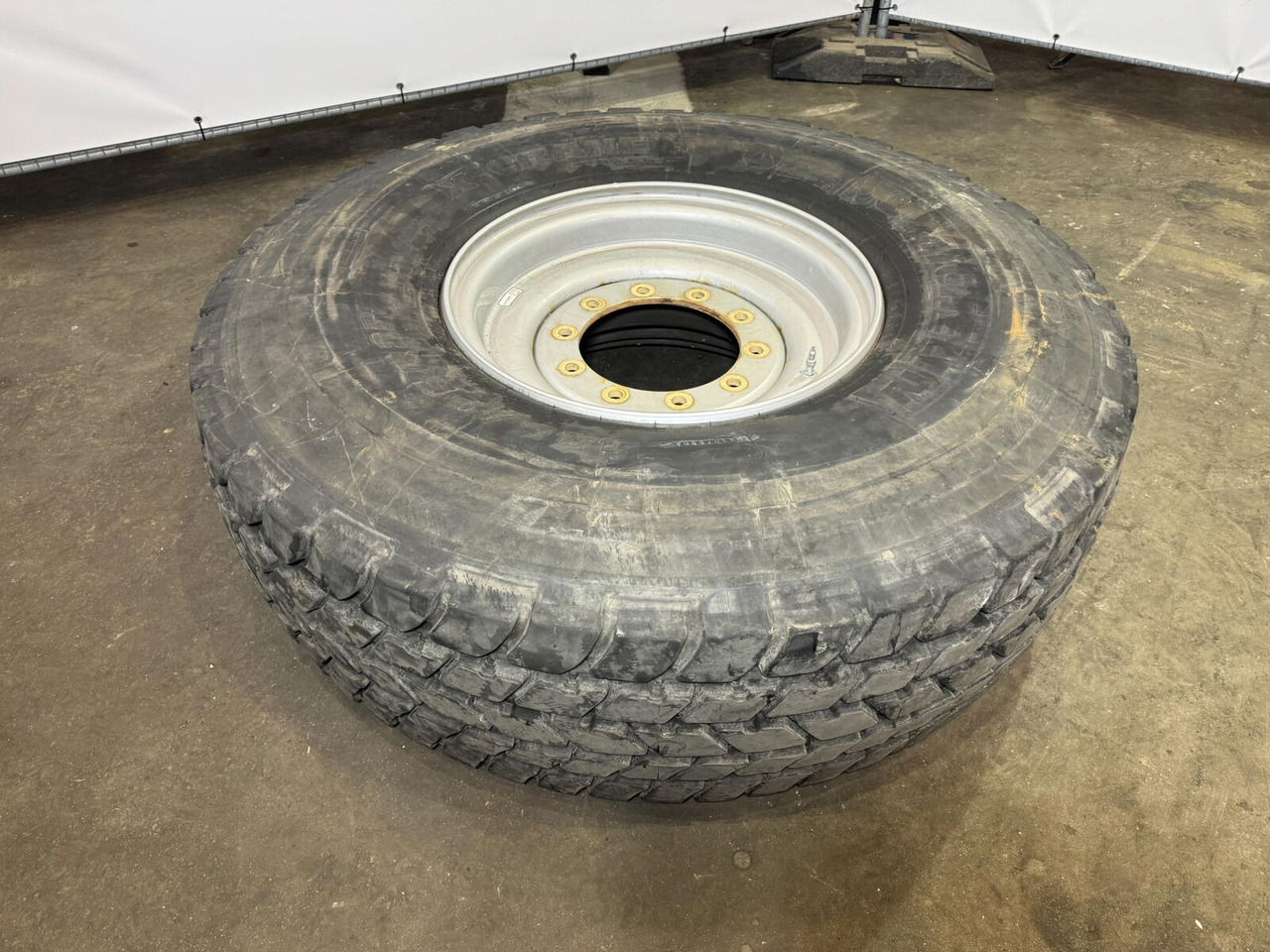 Liebherr Wheel 445/95R25 10 12.3 1p - Wheel and tire package for Crane: picture 2 Liebherr Wheel 445/95R25 10 12.3 1p - Wheel and tire package for Crane: picture 2