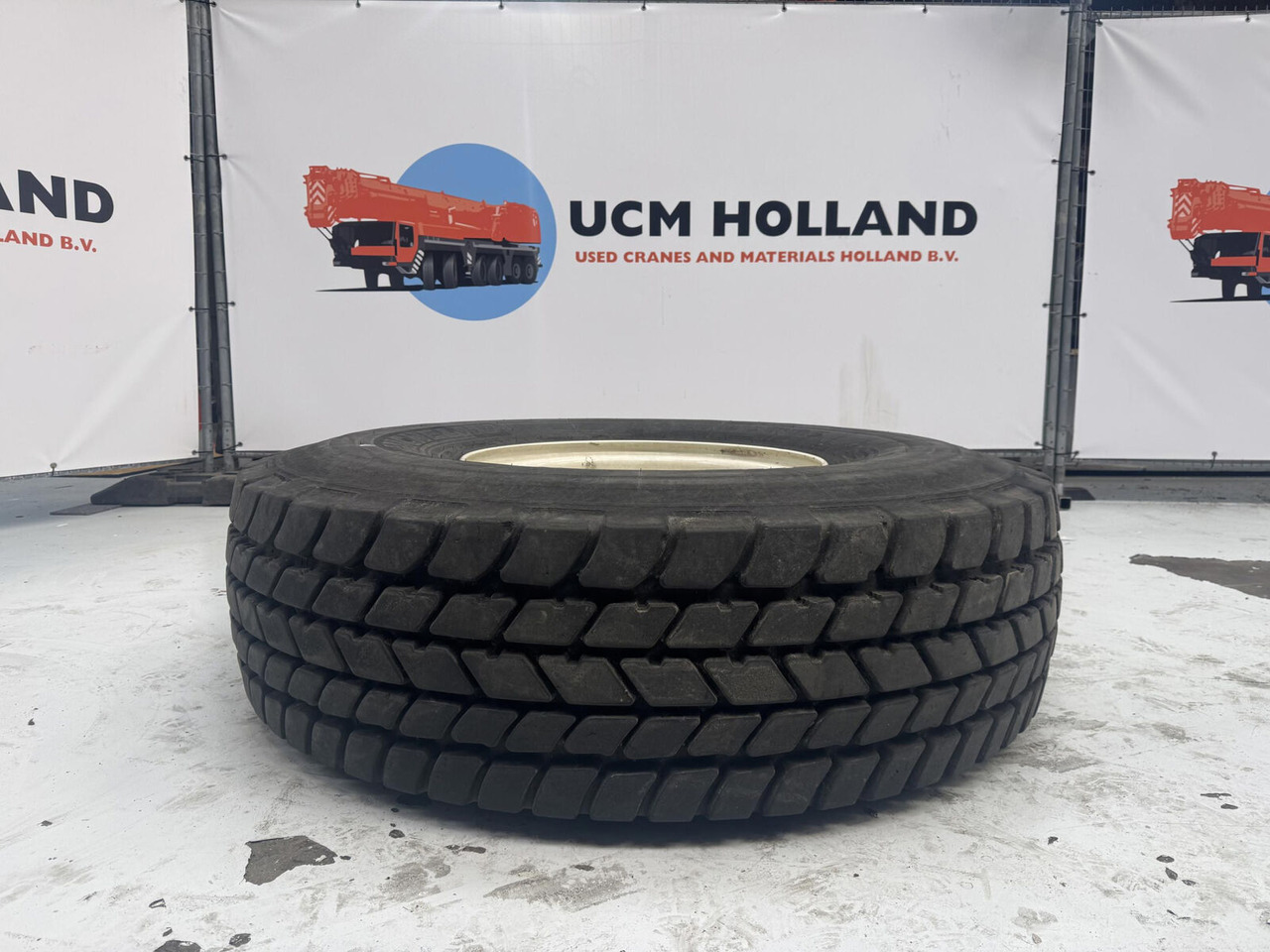 Michelin Wheel 445/95R25 10 12 1p - Wheel and tire package for Crane: picture 3 Michelin Wheel 445/95R25 10 12 1p - Wheel and tire package for Crane: picture 3