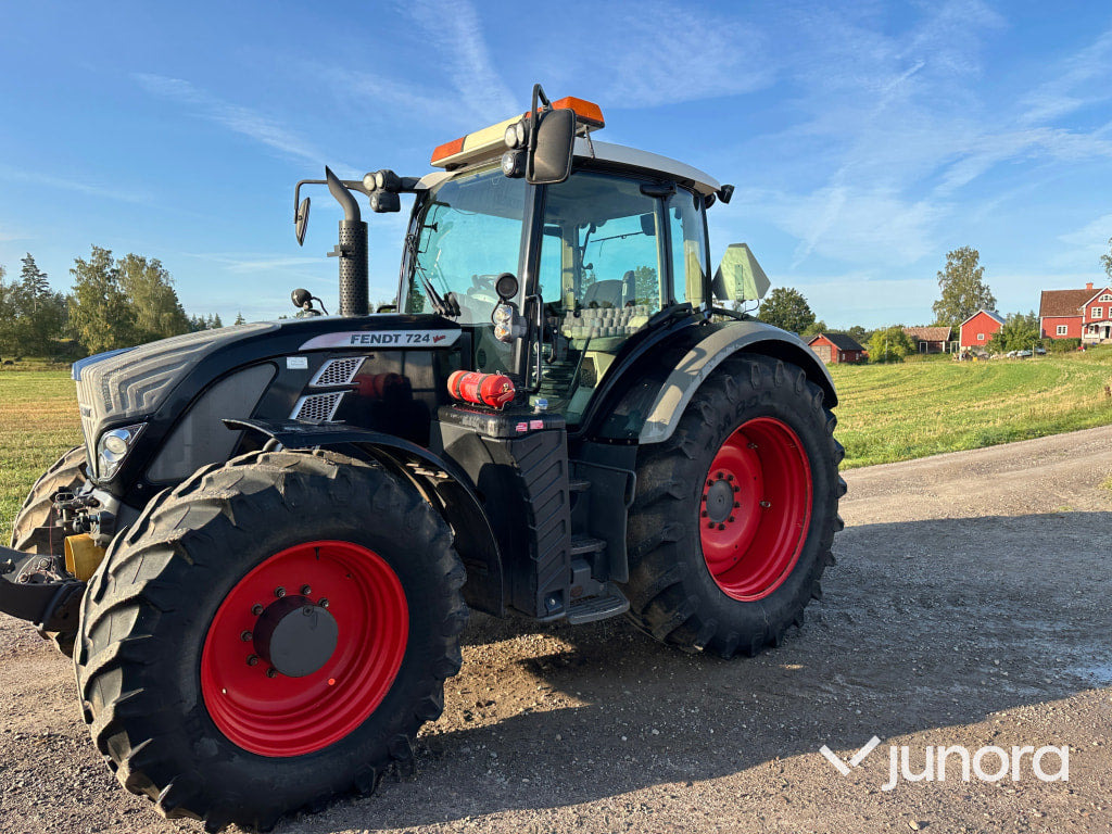 Fendt 724 vario med frontlyft & pto - Farm tractor: picture 1 Fendt 724 vario med frontlyft & pto - Farm tractor: picture 1