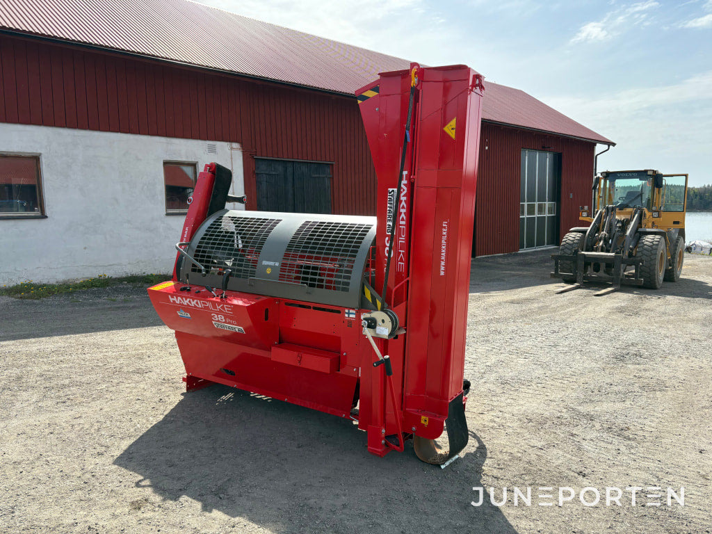 Vedmaskin Hakki Pilke 38 PRO PTO + Hydrauliskt uppläggningbord Hakki Pilke Hakkifeed 422 - Forestry equipment: picture 1 Vedmaskin Hakki Pilke 38 PRO PTO + Hydrauliskt uppläggningbord Hakki Pilke Hakkifeed 422 - Forestry equipment: picture 1