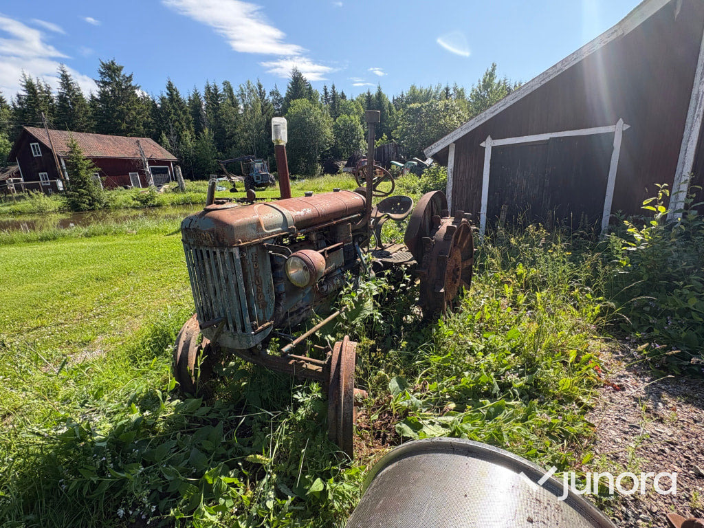 Veterantraktor Fordson Major - Farm tractor: picture 1 Veterantraktor Fordson Major - Farm tractor: picture 1