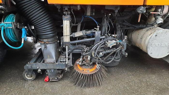 Road sweeper VOLVO M9 4x2R + Johnston Beam VX800 Road Cleaner: picture 11