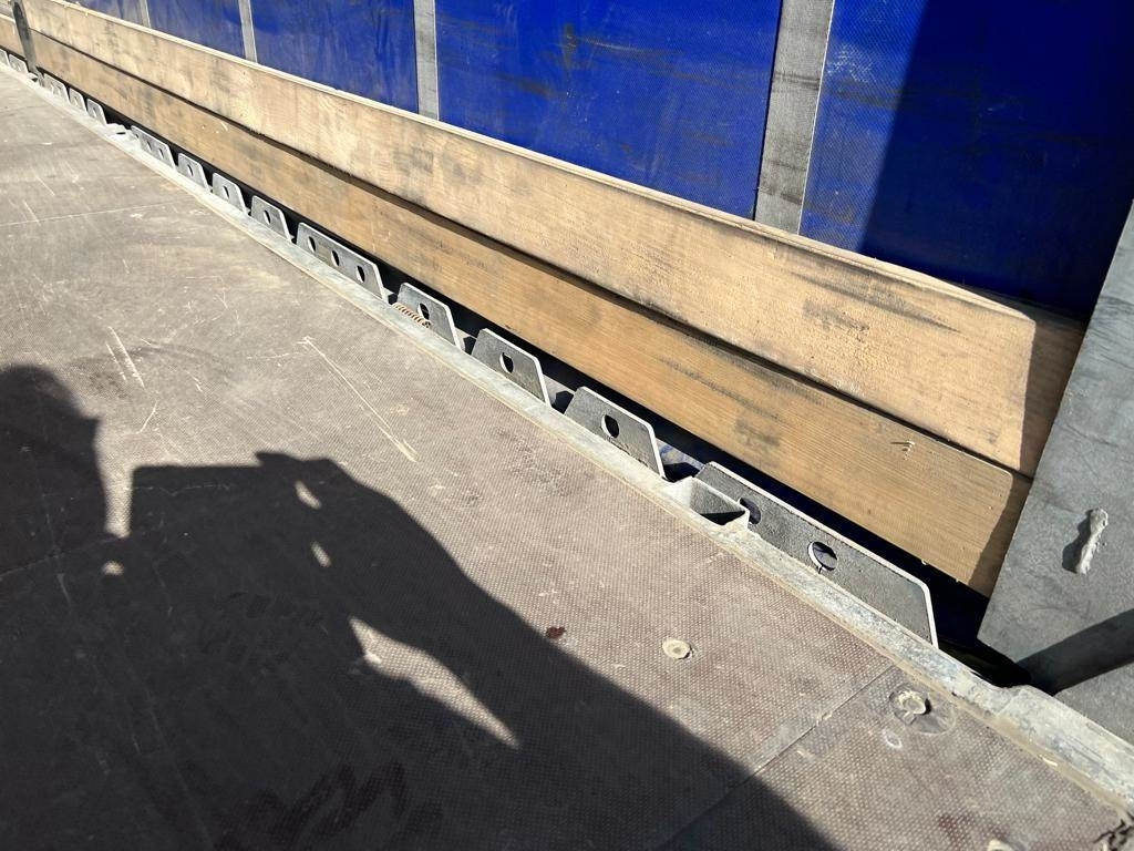 Hangler 13,6 mtr SDS-H 420 - Curtainsider semi-trailer: picture 5 Hangler 13,6 mtr SDS-H 420 - Curtainsider semi-trailer: picture 5
