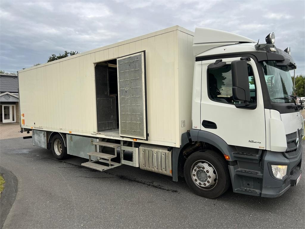 Mercedes-Benz Antos 1824 LnR  - Box truck: picture 1 Mercedes-Benz Antos 1824 LnR  - Box truck: picture 1