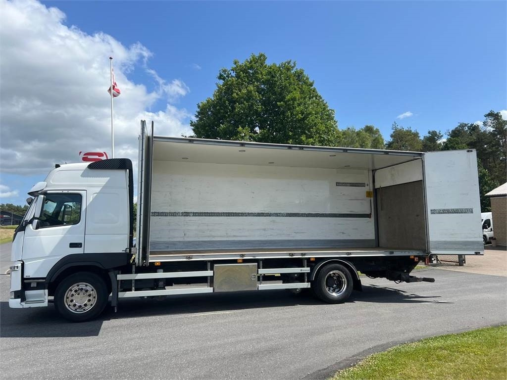 Volvo FM330 - Box truck: picture 2 Volvo FM330 - Box truck: picture 2