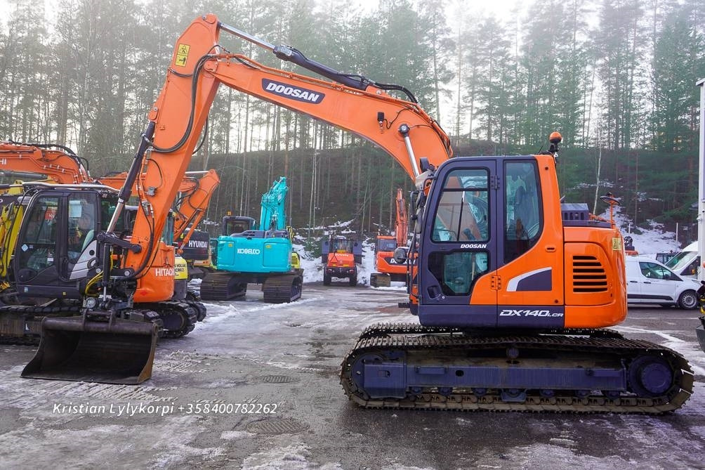 Crawler excavator Doosan DX140LCR-5 PYÖRITTÄJÄLLÄ: picture 1