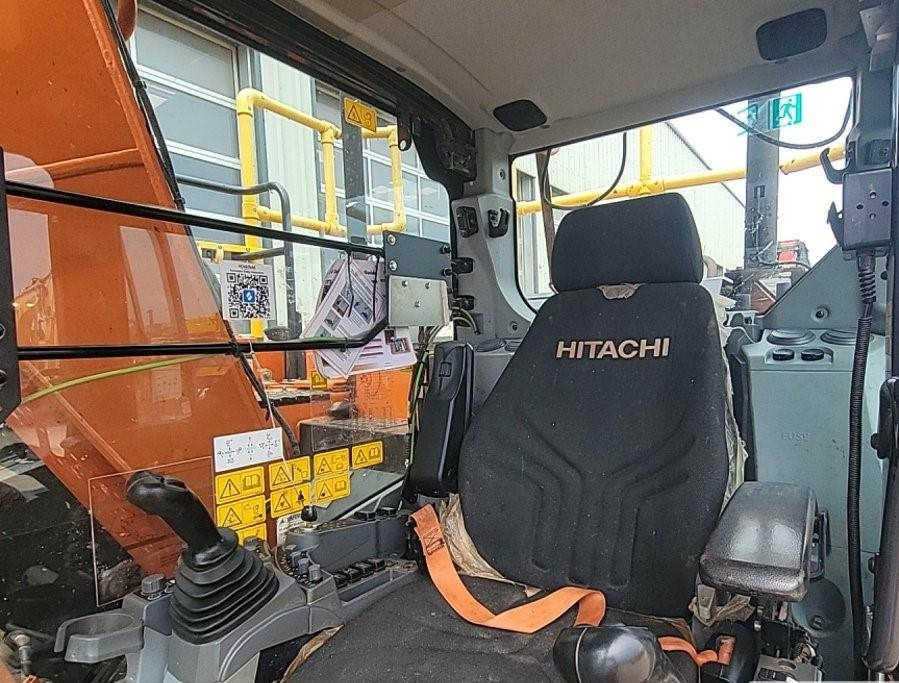 Crawler excavator Hitachi ZX135US-7: picture 6
