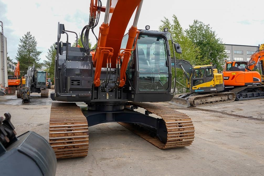 Hitachi ZX225USLC-6 - Crawler excavator: picture 5 Hitachi ZX225USLC-6 - Crawler excavator: picture 5