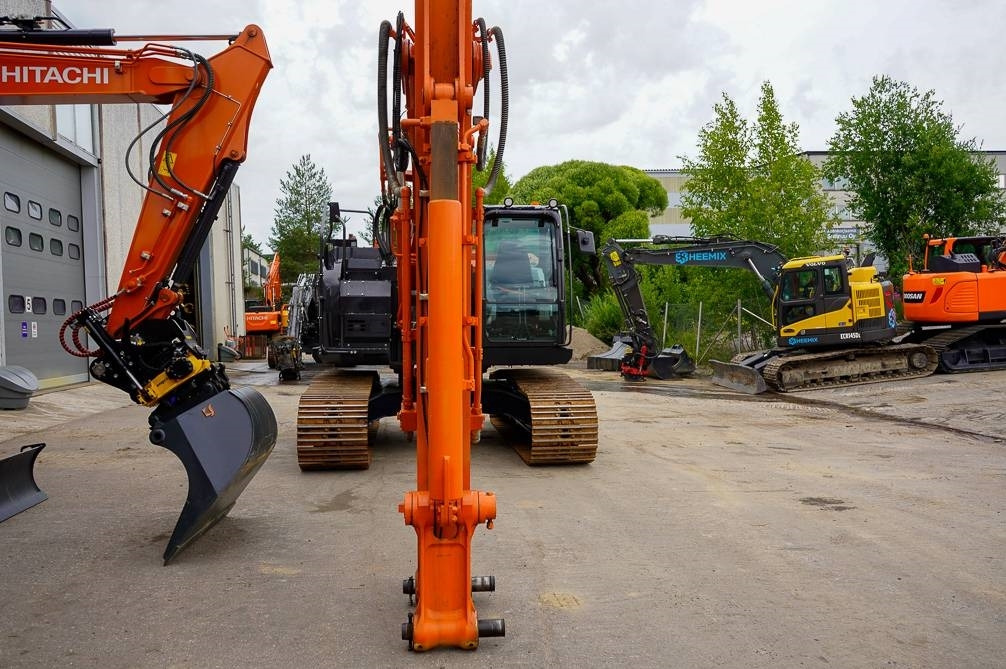 Hitachi ZX225USLC-6 - Crawler excavator: picture 4 Hitachi ZX225USLC-6 - Crawler excavator: picture 4