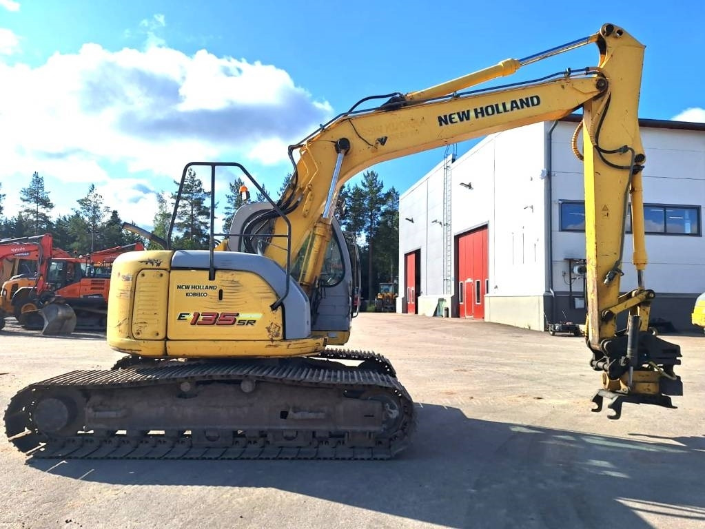 New Holland MYYTY! SOLD! E135SRLC PYÖRITTÄJÄLLÄ - Crawler excavator: picture 3 New Holland MYYTY! SOLD! E135SRLC PYÖRITTÄJÄLLÄ - Crawler excavator: picture 3