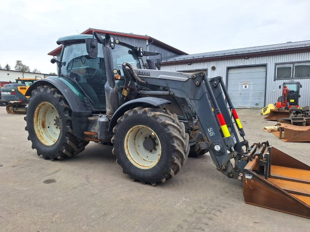 Valtra N174 VERSU ETUKUORMAAJALLA - Farm tractor: picture 5 Valtra N174 VERSU ETUKUORMAAJALLA - Farm tractor: picture 5