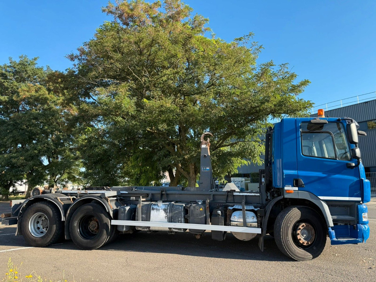 DAF CF85.360. Klima. E5. VDL. Tempomat - Hook lift truck: picture 2 DAF CF85.360. Klima. E5. VDL. Tempomat - Hook lift truck: picture 2