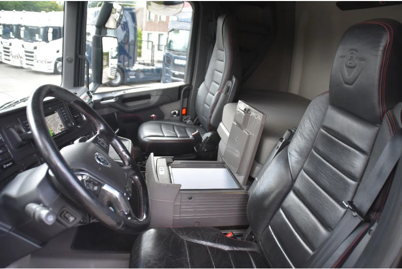 Scania R520 V8 NGS 6x2/4 - 701 TKM - NAVI - LEATHER SEATS - ALCOA'S - LED LIGHTS - TOP CONDITION - - Tractor unit: picture 5 Scania R520 V8 NGS 6x2/4 - 701 TKM - NAVI - LEATHER SEATS - ALCOA'S - LED LIGHTS - TOP CONDITION - - Tractor unit: picture 5