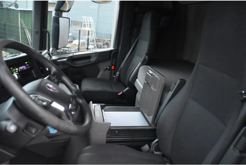 Scania S450 4x2NB - FULL AIR - 922 TKM - RETARDER - PARK. AIRCO - 2 x FUEL TANKS - TOP CONDITION - - Tractor unit: picture 5 Scania S450 4x2NB - FULL AIR - 922 TKM - RETARDER - PARK. AIRCO - 2 x FUEL TANKS - TOP CONDITION - - Tractor unit: picture 5