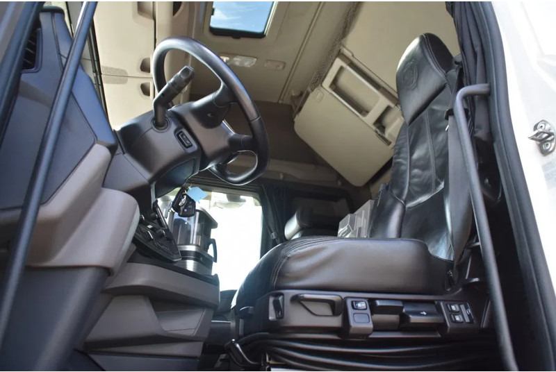 Scania S450 NGS 4x2 - RETARDER - 709 TKM - PARK. AIRCO - LEATHER SEATS - 2 x FUEL TANKS - LED LIGHTS - TOP CONDITION - - Tractor unit: picture 4 Scania S450 NGS 4x2 - RETARDER - 709 TKM - PARK. AIRCO - LEATHER SEATS - 2 x FUEL TANKS - LED LIGHTS - TOP CONDITION - - Tractor unit: picture 4