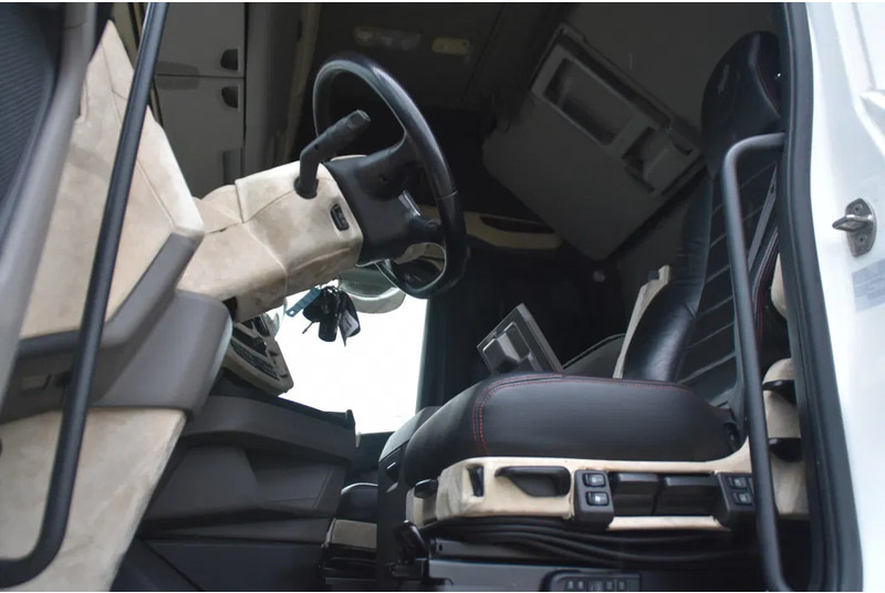 Scania S660 V8 NGS 4x2NB - NEW TACHO - RETARDER - FULL AIR - PARK. AIRCO - LEATHER SEATS - 2 x FUEL TANKS - ALCOA'S - LED - - Tractor unit: picture 4 Scania S660 V8 NGS 4x2NB - NEW TACHO - RETARDER - FULL AIR - PARK. AIRCO - LEATHER SEATS - 2 x FUEL TANKS - ALCOA'S - LED - - Tractor unit: picture 4