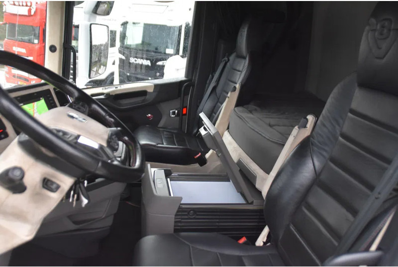 Scania S660 V8 NGS 4x2NB - NEW TACHO - RETARDER - FULL AIR - PARK. AIRCO - LEATHER SEATS - 2 x FUEL TANKS - ALCOA'S - LED - - Tractor unit: picture 5 Scania S660 V8 NGS 4x2NB - NEW TACHO - RETARDER - FULL AIR - PARK. AIRCO - LEATHER SEATS - 2 x FUEL TANKS - ALCOA'S - LED - - Tractor unit: picture 5