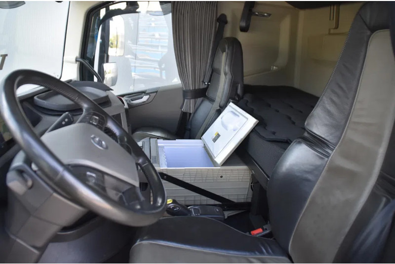 Volvo FH 16.750 Globetrotter XL 6x2 - RETARDER - FULL AIR - PARK. AIRCO - DYNAMIC STEERING - SLIDING FIFTH WHEEL - ALCOA'S - TOP CONDI - Tractor unit: picture 5 Volvo FH 16.750 Globetrotter XL 6x2 - RETARDER - FULL AIR - PARK. AIRCO - DYNAMIC STEERING - SLIDING FIFTH WHEEL - ALCOA'S - TOP CONDI - Tractor unit: picture 5