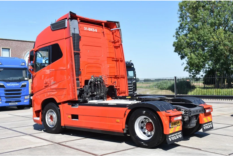 Volvo FH 500 Globetrotter 4x2 - 631 TKM - I PARK COOL - LEATHER SEATS - NAVI - 2 x FUEL TANKS - XENON - - Tractor unit: picture 3 Volvo FH 500 Globetrotter 4x2 - 631 TKM - I PARK COOL - LEATHER SEATS - NAVI - 2 x FUEL TANKS - XENON - - Tractor unit: picture 3
