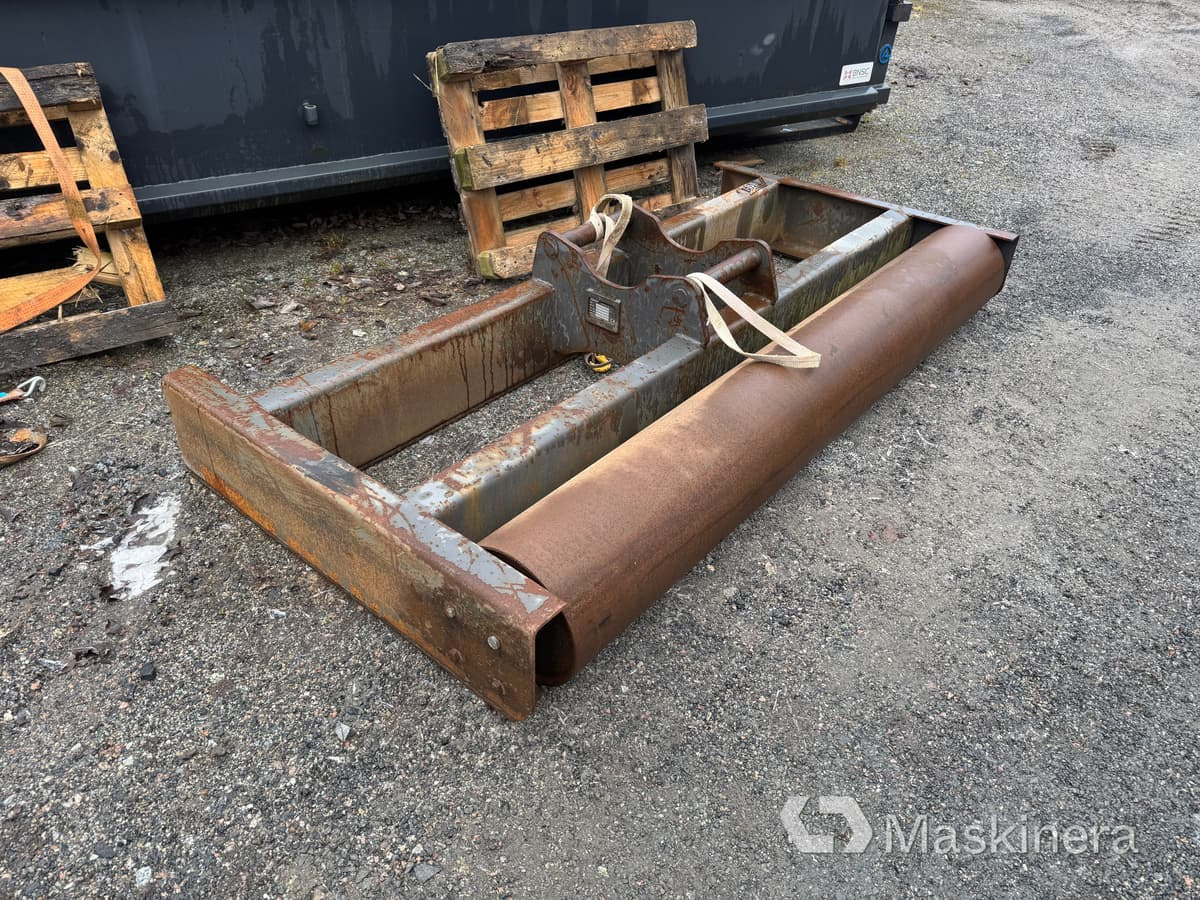 BSM Planeringsbalk med rulle S60 - Attachment for Construction machinery: picture 1 BSM Planeringsbalk med rulle S60 - Attachment for Construction machinery: picture 1