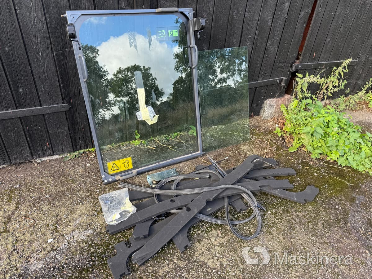 Framruta med torkare till grävmaskin XCMG - Window and parts for Excavator: picture 1 Framruta med torkare till grävmaskin XCMG - Window and parts for Excavator: picture 1