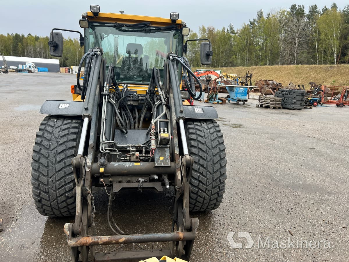 Redskapsbärare Lundberg 6240 med redskap och kombispridare - Wheel loader: picture 2 Redskapsbärare Lundberg 6240 med redskap och kombispridare - Wheel loader: picture 2