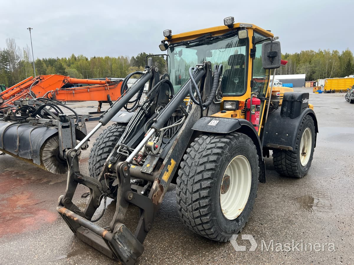 Redskapsbärare Lundberg 6240 med redskap och kombispridare - Wheel loader: picture 1 Redskapsbärare Lundberg 6240 med redskap och kombispridare - Wheel loader: picture 1