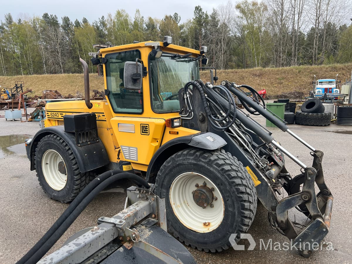 Redskapsbärare Lundberg 6240 med redskap och kombispridare - Wheel loader: picture 4 Redskapsbärare Lundberg 6240 med redskap och kombispridare - Wheel loader: picture 4