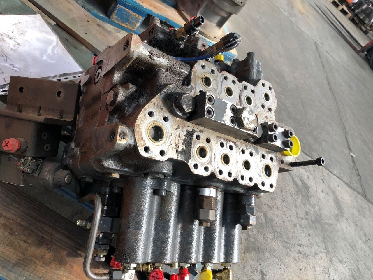 CASE 9021 HYDRAULIC DISTRIBUTOR - Hydraulic valve for Crawler excavator: picture 1 CASE 9021 HYDRAULIC DISTRIBUTOR - Hydraulic valve for Crawler excavator: picture 1