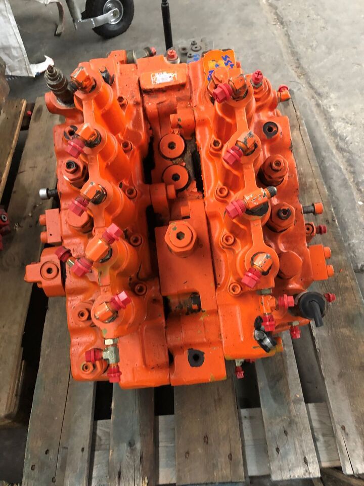 Fiat-Hitachi EX455 valve block - Hydraulic valve for Crawler excavator: picture 1 Fiat-Hitachi EX455 valve block - Hydraulic valve for Crawler excavator: picture 1