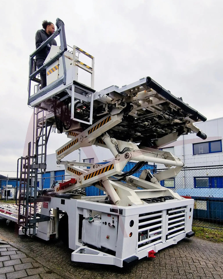 AIR MARREL LAM7000 DP/MDL8 - Aircraft cargo loader: picture 4 AIR MARREL LAM7000 DP/MDL8 - Aircraft cargo loader: picture 4