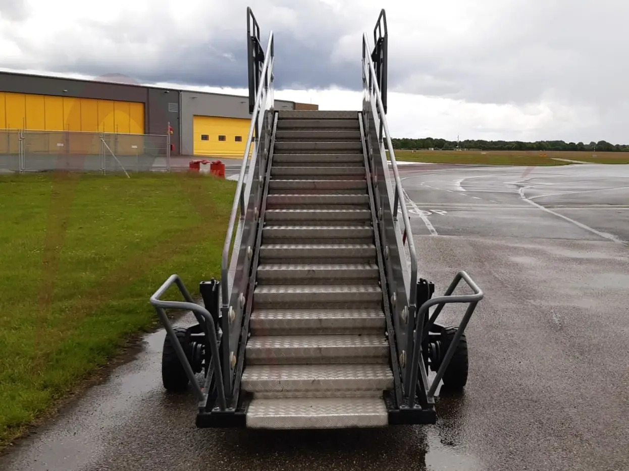 AMSS SKYWAY 66-148 - Passenger stairs: picture 2 AMSS SKYWAY 66-148 - Passenger stairs: picture 2
