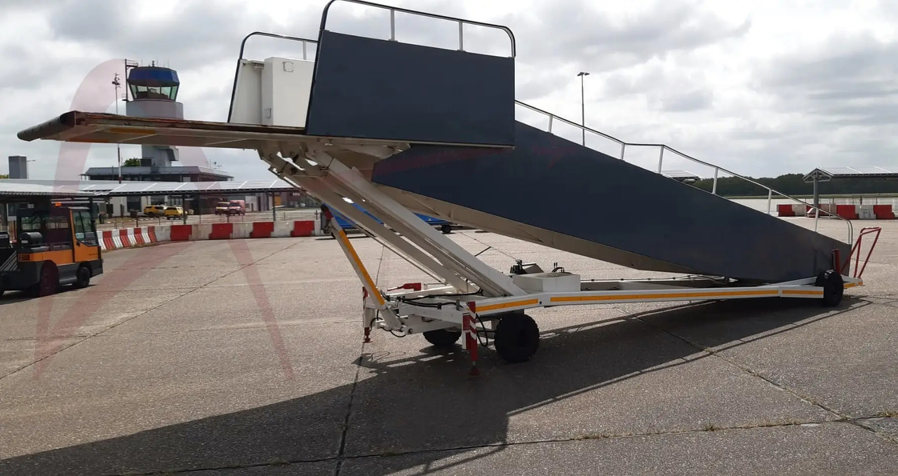 AMSS SKYWAY 96-232 - Passenger stairs: picture 1 AMSS SKYWAY 96-232 - Passenger stairs: picture 1
