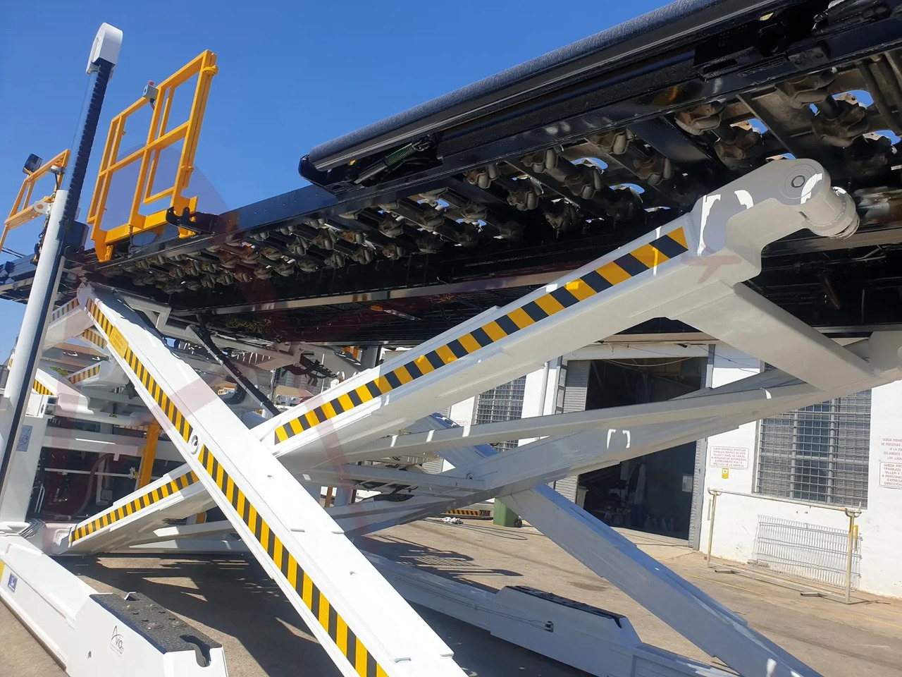 FMC COMMANDER 30 - Aircraft cargo loader: picture 5 FMC COMMANDER 30 - Aircraft cargo loader: picture 5